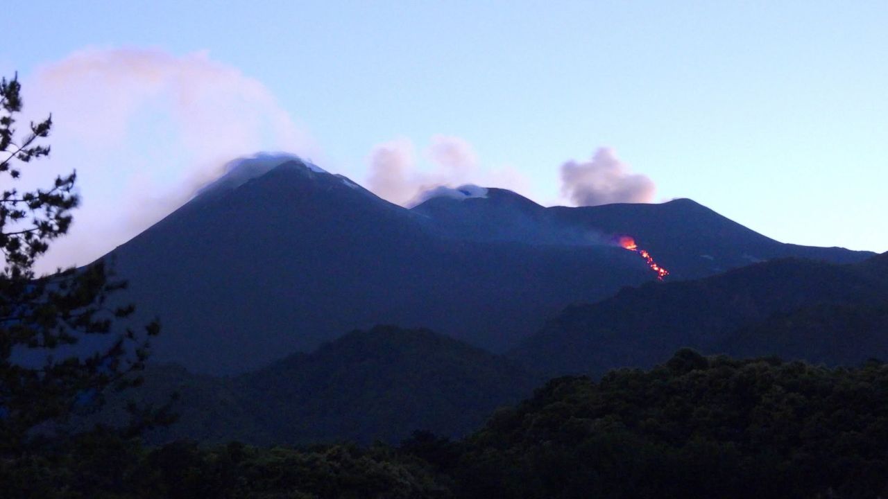 Nuova colata lavica sull’Etna, l’Ingv di Catania: “Un déjà-vu”