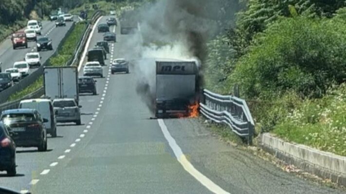 Furgone in fiamme sull’A18: traffico rallentato tra Acireale e Catania