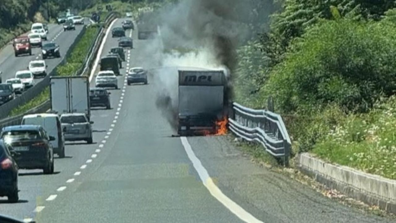 Furgone in fiamme paralizza l'A18: caos tra Acireale e San Gregorio