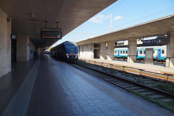 Messina, dimentica uno zaino con gioielli e un Rolex in stazione: la Polfer lo ritrova e lo restituisce