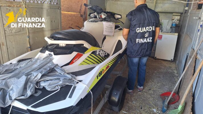 Capo Zafferano, sequestrata la moto d’acqua sfuggita ai controlli della Finanza: denunciato un terzo uomo