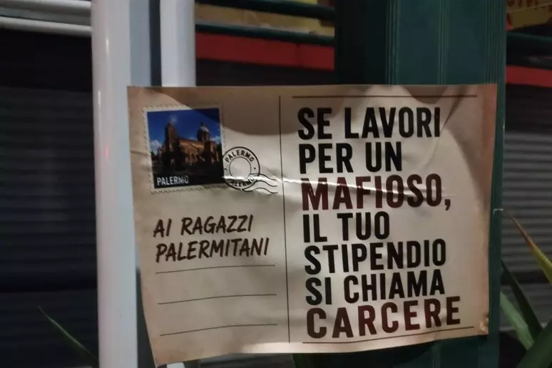 “Se lavori per un mafioso, il tuo stipendio si chiama carcere”: cartoline antimafia invadono lo Zen