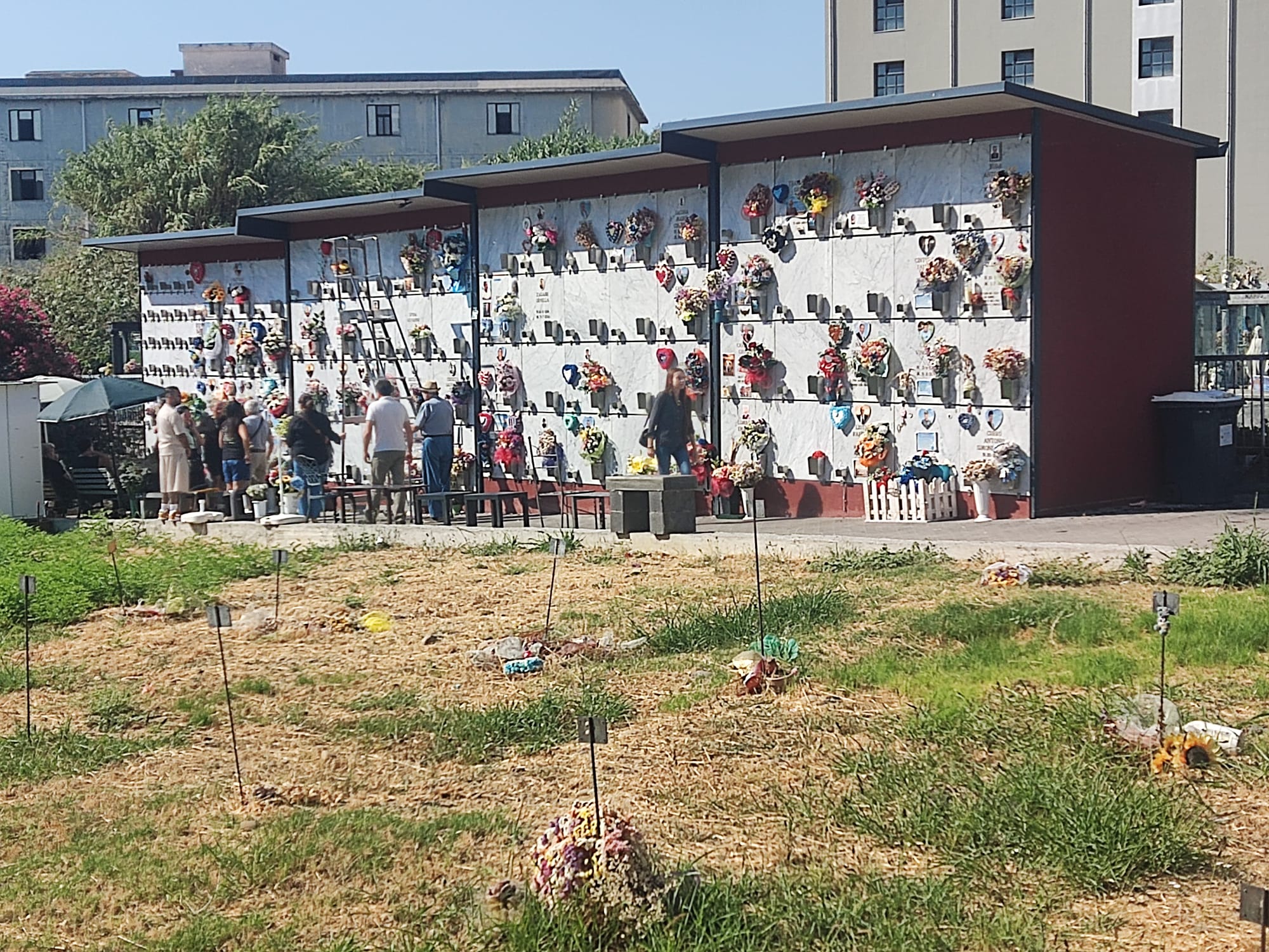 Il quadro desolante dietro i nuovi loculi del cimitero di Catania, Pellegrino: “Si specula sul dolore della povera gente”