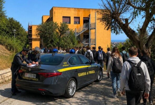 Scoperti in una scuola paritaria di Agrigento 131 docenti irregolari e oltre 435mila euro di contributi evasi