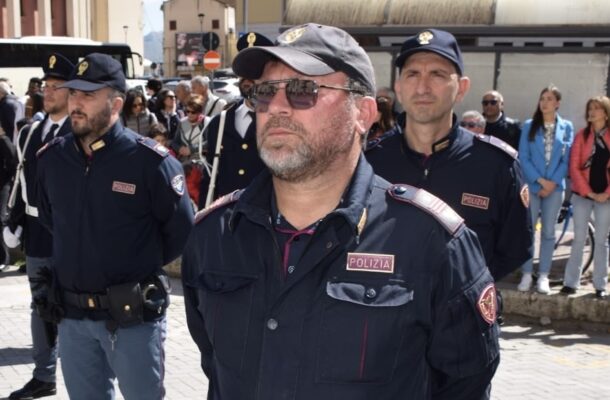 Poliziotto fuori servizio salva una donna ferita: decisivo l’intervento con un laccio emostatico improvvisato