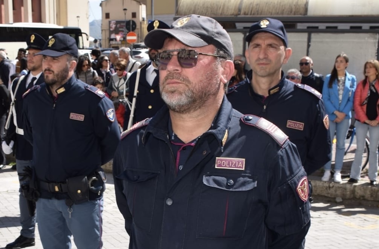 Poliziotto fuori servizio salva una donna ferita: decisivo l’intervento con un laccio emostatico improvvisato