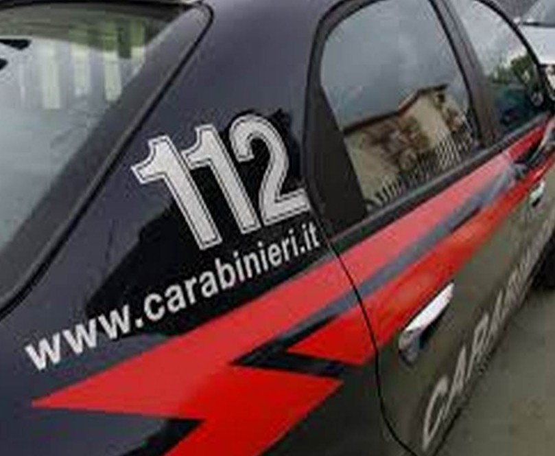 Furto in un chiosco sul lungomare di Roccalumera, arrestati due giovani: avrebbero aggredito i carabinieri durante la fuga