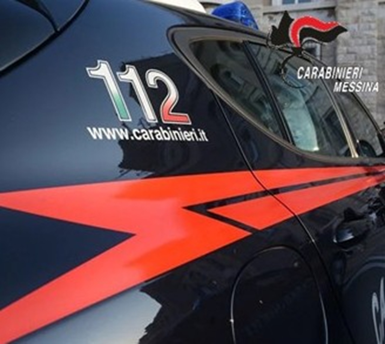 Giardini Naxos, tenta di disfarsi della cocaina alla vista dei carabinieri: arrestato 28enne