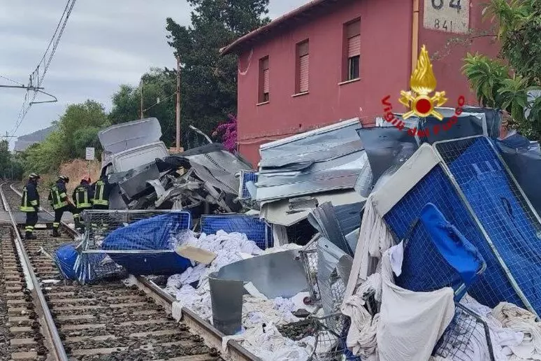 Incidente a Cefalù, scontro tra treno merci e autocarro sulla linea Messina-Palermo
