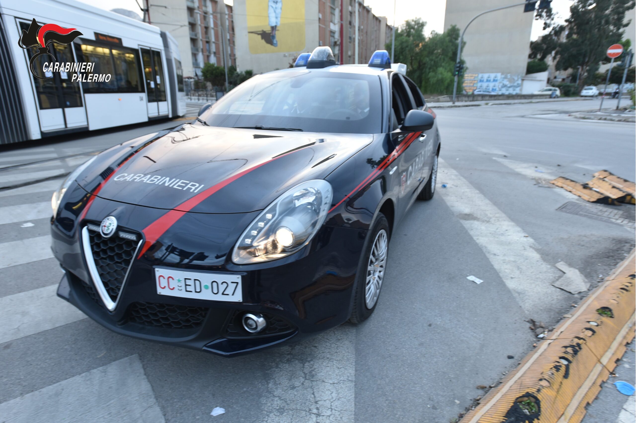 Palermo, compie atti osceni in piazza e aggredisce i carabinieri: arrestato 27enne