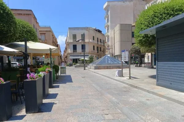 Marsala, l’amministrazione comunale rimuove le panchine da Piazza Matteotti. È polemica