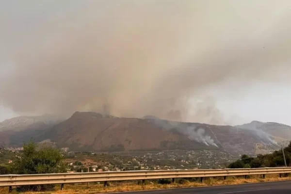 Incendi nel Palermitano, canadair in azione sul bosco di Casaboli: fiamme anche a Carini, Trabia e Caccamo