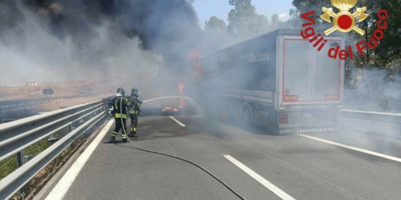 Camion prende fuoco sull’A19, chiusa l’autostrada dallo svincolo di Mulinello: traffico in tilt