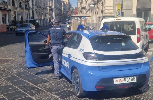 Aggredisce la titolare di un negozio per rubare i soldi della cassa: 39enne arrestato dalla Polizia