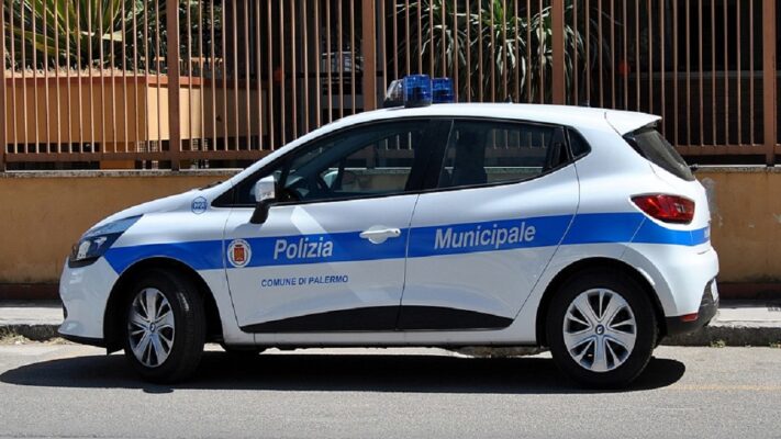 Palermo, sorpreso a gettare rifiuti su strada: dall’inseguimento all’arresto