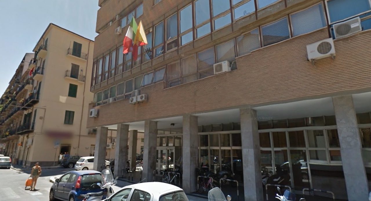 Palermo, dirigente medico dell’Asp accoltellato negli uffici di via Arcoleo: ferito al volto e alla spalla