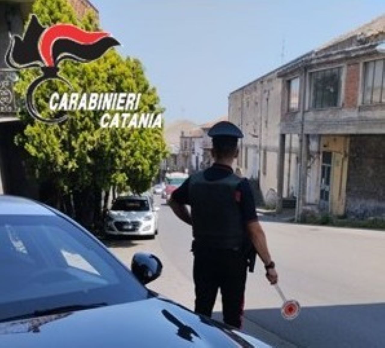 Bronte, prima si ferma all’alt dei carabinieri e poi fugge in modo spericolato: arrestato 24enne senza patente