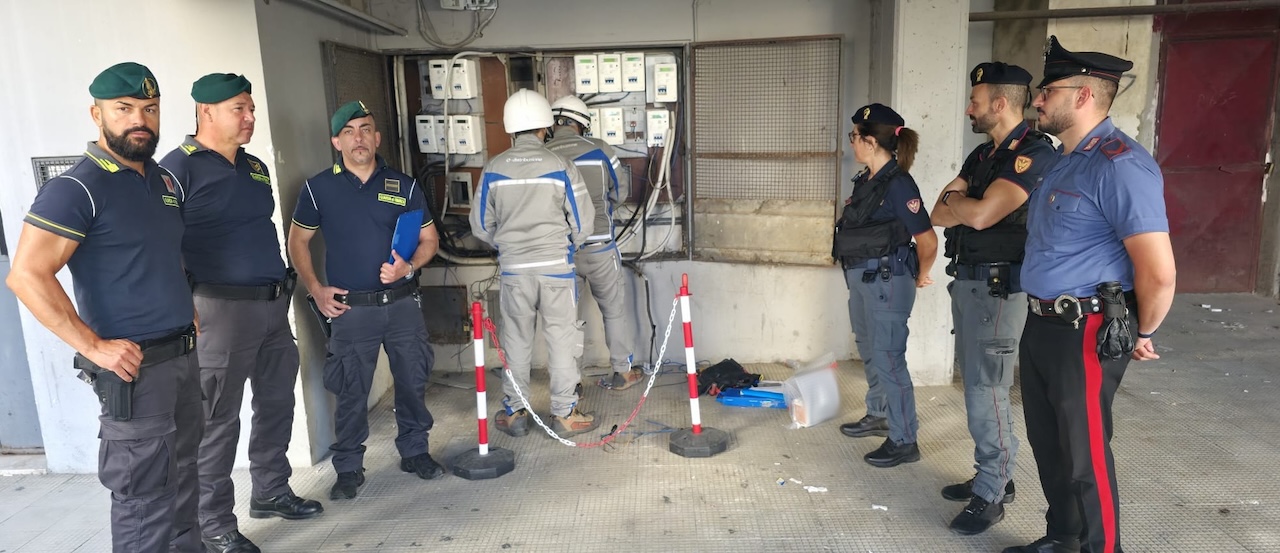 Energia elettrica “gratis” a Librino: oltre 35 allacci abusivi