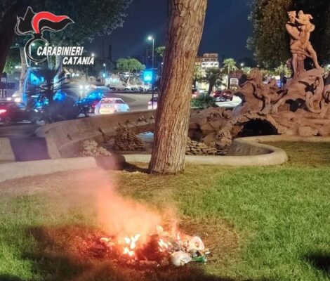 Catania, appicca un incendio nel giardino della “Fontana di Proserpina”: 38enne in manette