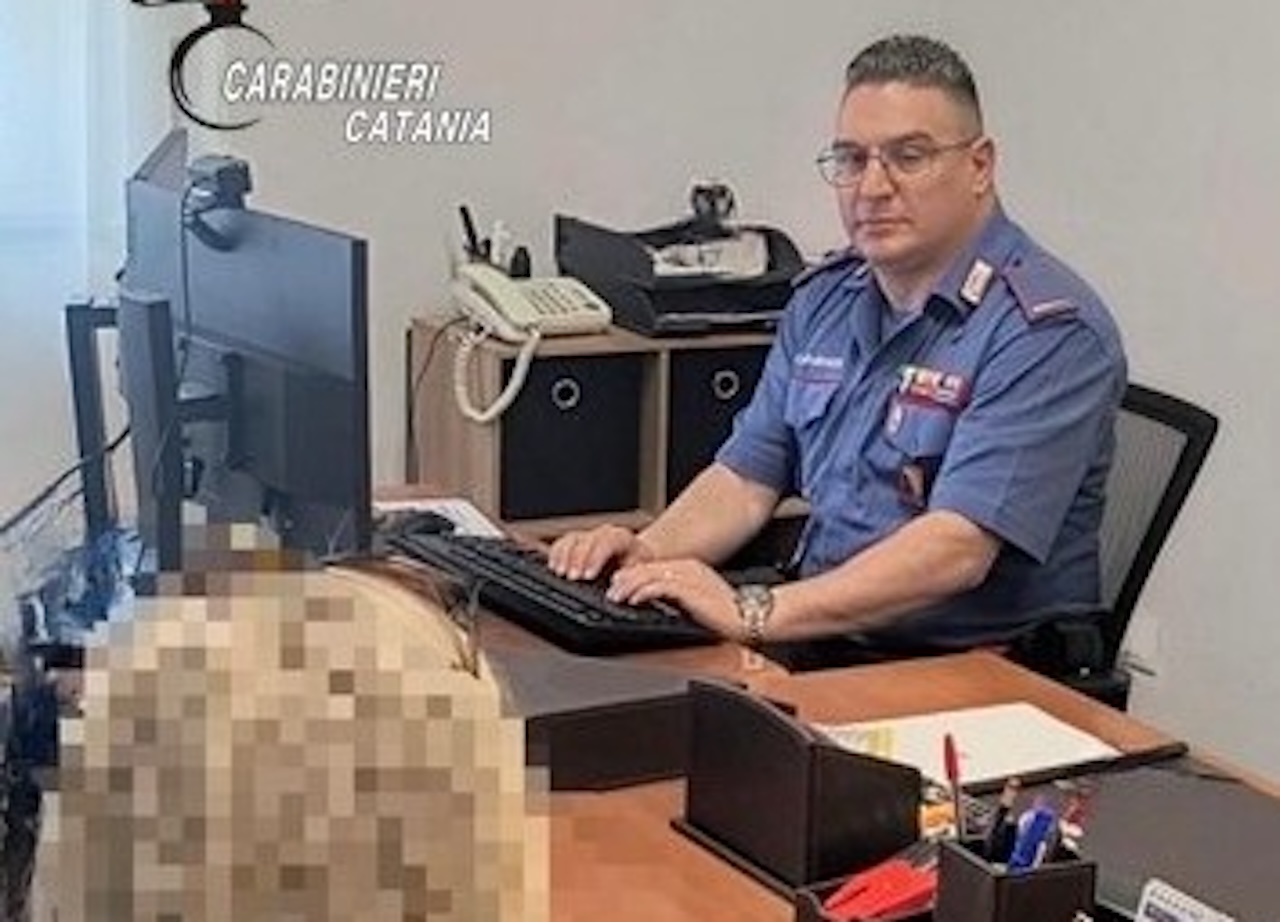 Aci Bonaccorsi, perseguita l’ex moglie e si introduce nel giardino di casa: arrestato 45enne