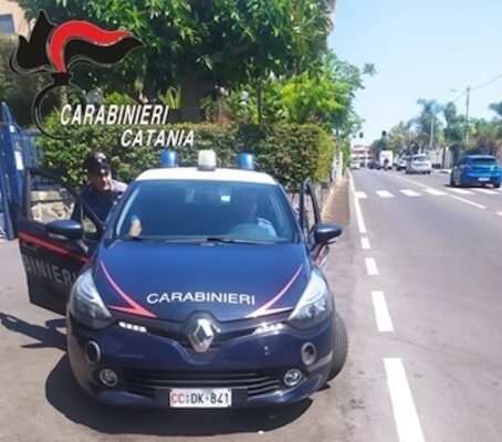 Ruba un’auto ad Aci Castello, rintracciato dai Carabinieri poche ore dopo: denunciato un 20enne
