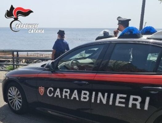 Aci Castello, salvato un uomo che stava per lanciarsi dalla scogliera