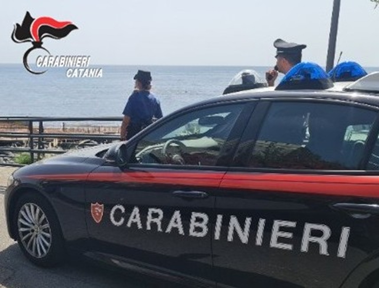 Aci Castello, salvato un uomo che stava per lanciarsi dalla scogliera