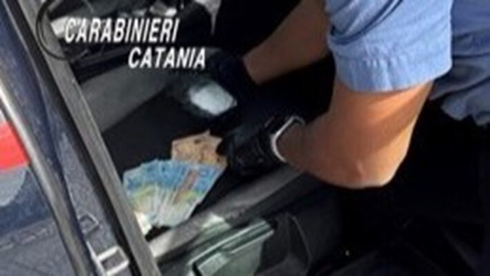 Evade dai domiciliari e fugge con la cocaina: arrestato 53enne a San Giovanni Galermo