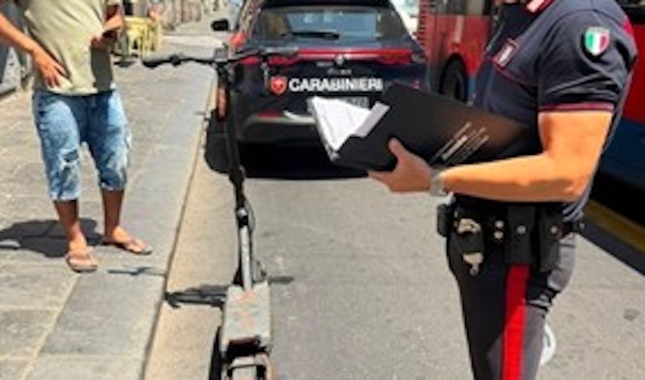 Monopattini elettrici e controlli: da domani assicurazione e “targhino” obbligatori