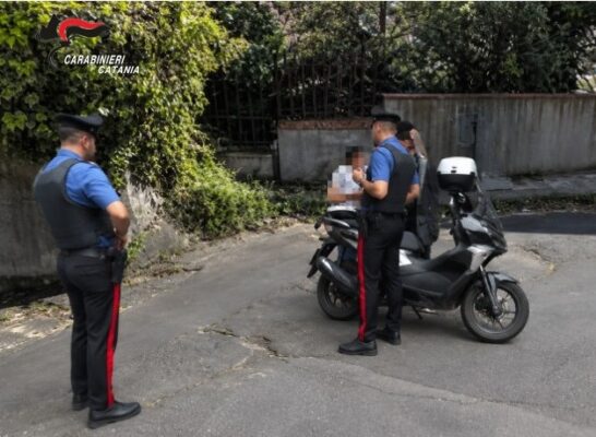 Fugge in scooter per sfuggire ai controlli: 18enne inseguito e denunciato dai carabinieri