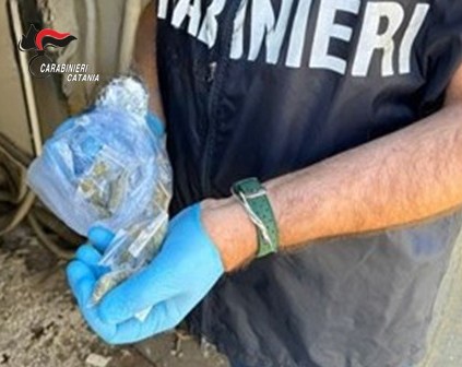 Paternò, market della droga in casa: denunciato 23enne