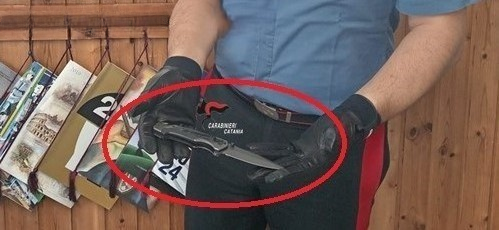 Randazzo, il pallone colpisce un anziano che reagisce bucandolo con un coltello: denunciato un 81enne