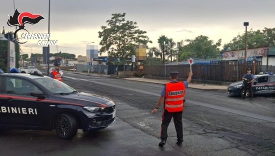 Controlli straordinari dei Carabinieri tra San Gregorio e Valverde: sanzioni per 6mila euro e una segnalazione per droga
