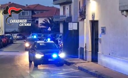 Furto su un’auto nel Catanese, identificato il presunto autore: denunciato un 38enne