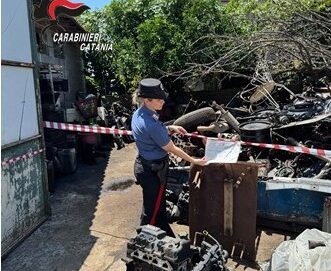 Viagrande, garage trasformato in officina abusiva e terreno in discarica: denunciati padre e figlio