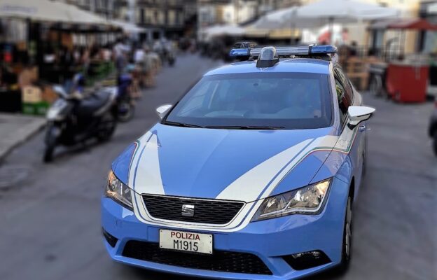 Palermo, assaltano due turiste nel quartiere Ballarò: arrestati due giovani accusati di rapina aggravata
