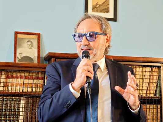 “Il Bell’Antonio – L’ombra del padre”: Salvatore Carmine Guglielmino porta Brancati in scena al Cortile Platamone