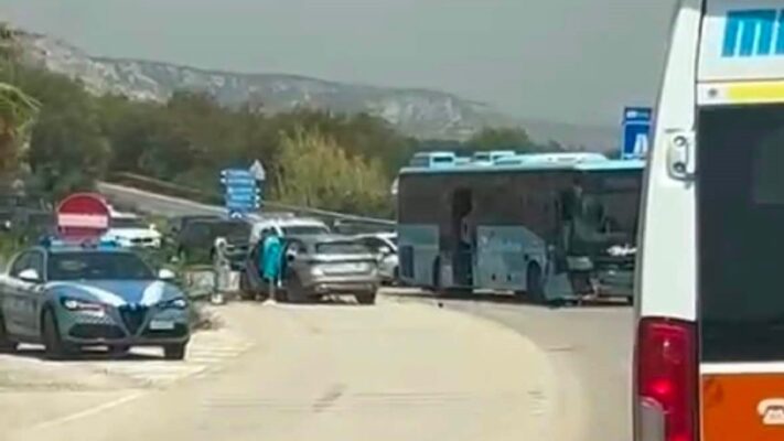 Scontro frontale tra autobus e auto: un ferito, traffico paralizzato