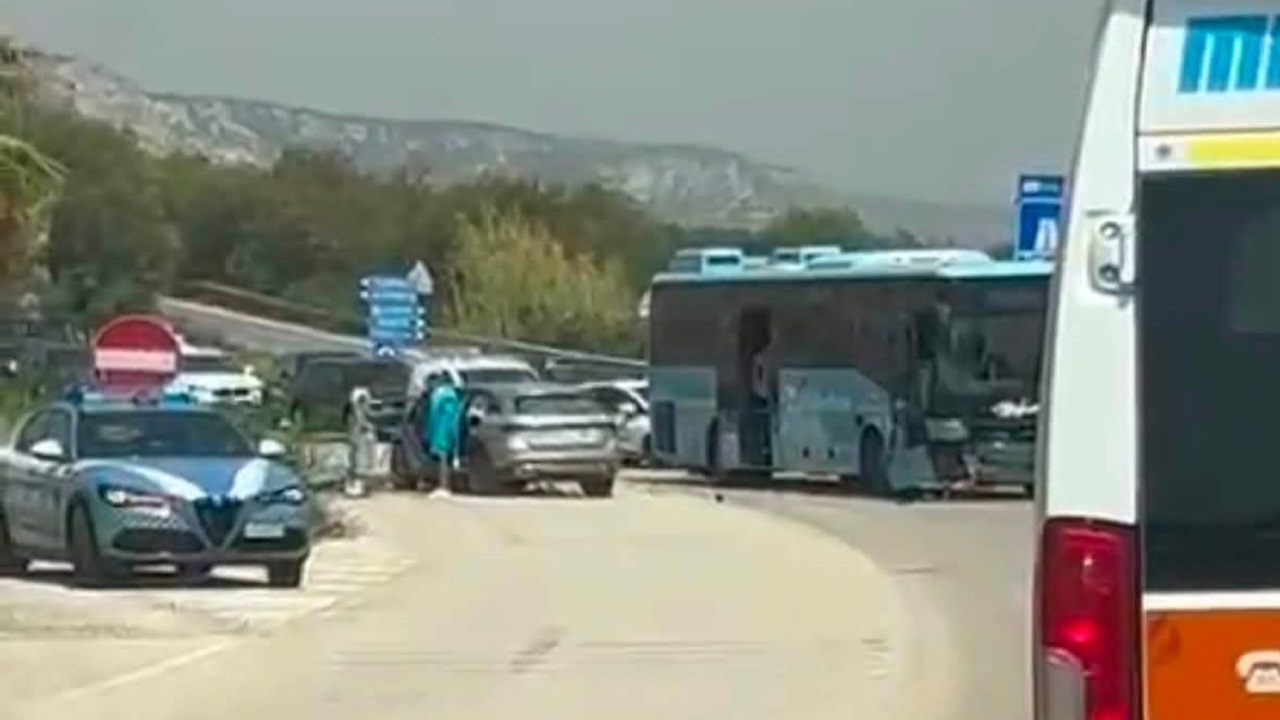 Scontro frontale tra autobus e auto: un ferito, traffico paralizzato