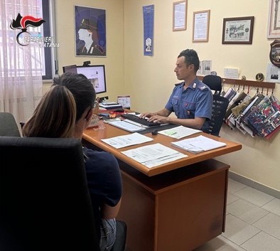 Riposto, le strappa il telefono mentre chiama il 112: arrestato un 38enne per stalking e rapina