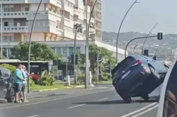 Auto rimane sospesa su due ruote: l’incidente che ha bloccato il lungomare di Catania – IL VIDEO