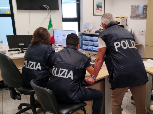Ruba occhiali e profumo in aeroporto prima del volo: passeggero fermato a bordo dell’aereo e denunciato
