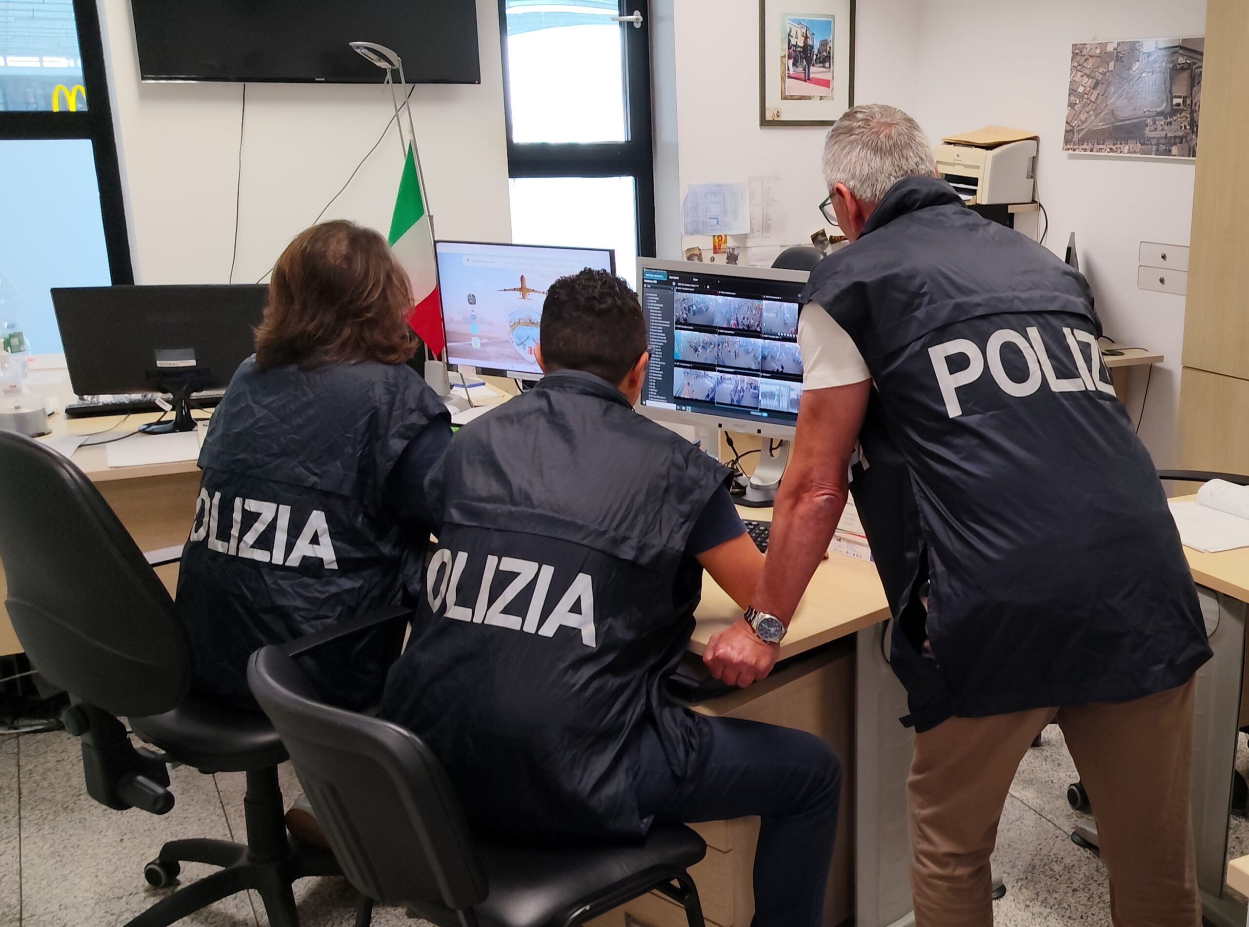 Ruba occhiali e profumo in aeroporto prima del volo: passeggero fermato a bordo dell’aereo e denunciato