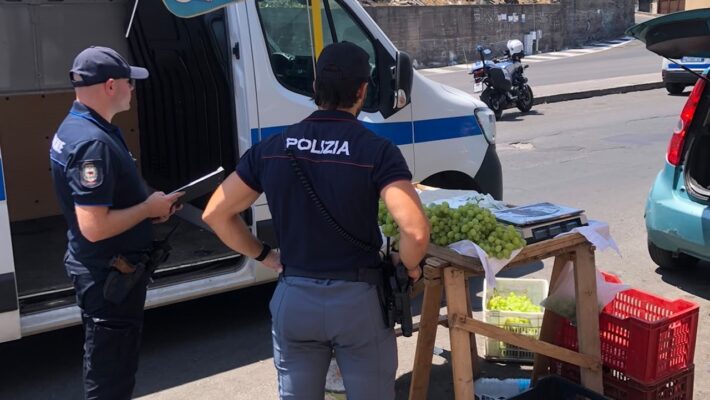 Raffica di sanzioni a Cibali, nei guai diversi venditori ambulanti