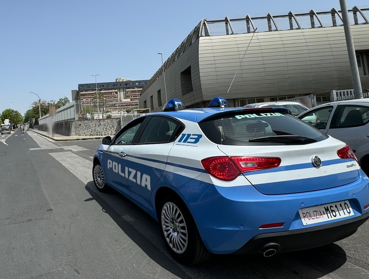 Pretende la consegna del cibo in alloggio e minaccia il vigilantes: studente arrestato dalla polizia a Catania
