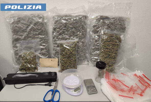 Catania, nascondeva la droga nella lavatrice: arrestato 34enne e sequestrati circa 4 chili di marijuana
