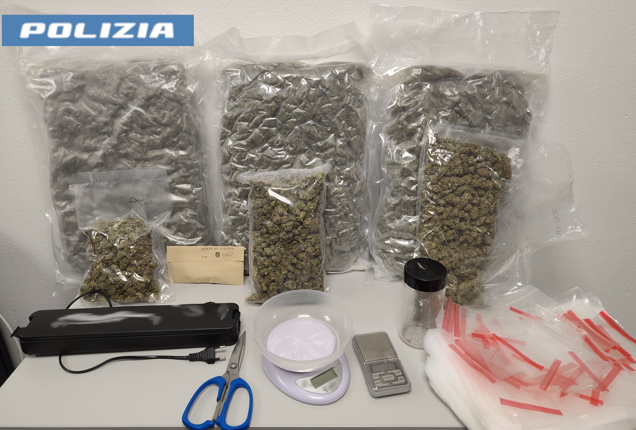 Catania, nascondeva la droga nella lavatrice: arrestato 34enne e sequestrati circa 4 chili di marijuana