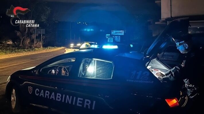 Paternò, entrano a scuola di notte per rubare soldi dai distributori automatici di snack e bevande: due arresti