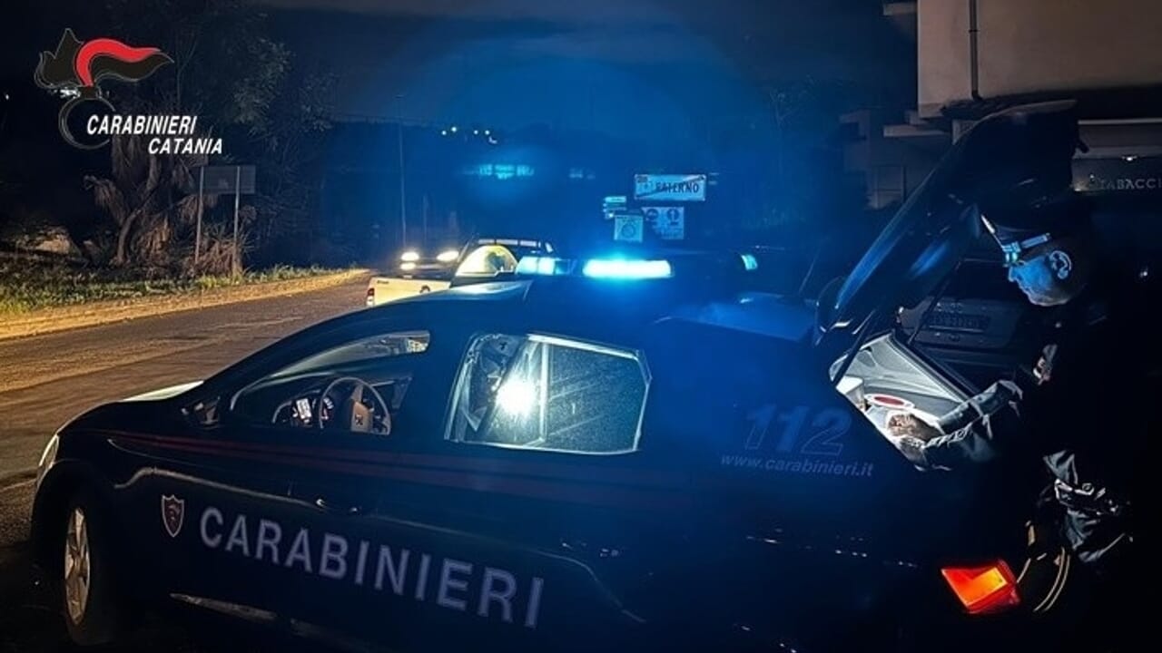 Paternò, entrano a scuola di notte per rubare soldi dai distributori automatici di snack e bevande: due arresti