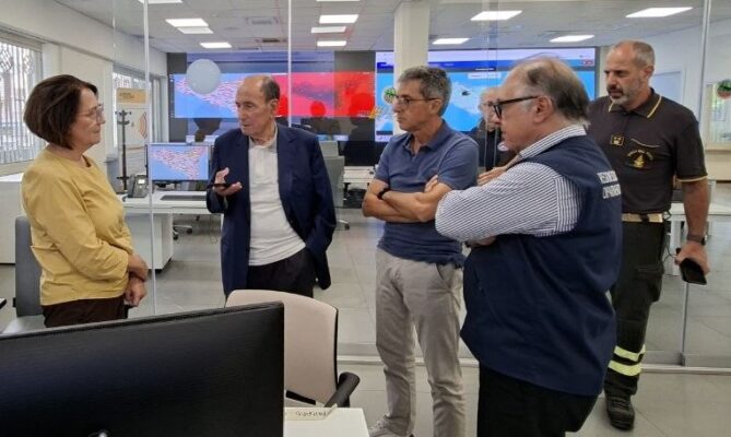 Emergenza incendi in Sicilia, Schifani nella sala operativa unificata: “È il cuore del sistema regionale, non abbasseremo la guardia”
